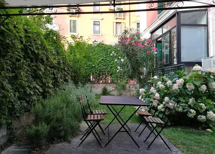 Accogliente A Dorsoduro Con Giardino! Appartement Venise